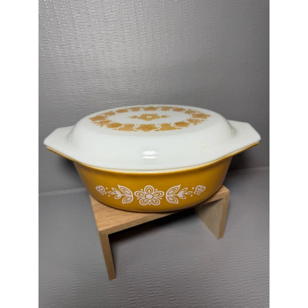 Vintage Pyrex Butterfly Gold 043 Oval Casserole Dish with Lid 1.5 Quart Yellow